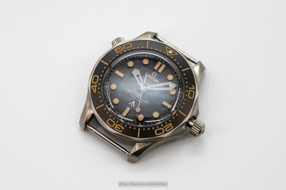 (2020. 5. 26) 오메가 씨마스터 다이버 300M 007에디션 '노 타임 투 다이" 티타늄시계(Omega Seamaster Diver 300m 007 '… 이미지 2