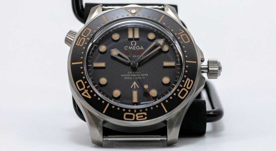 (2020. 5. 26) 오메가 씨마스터 다이버 300M 007에디션 '노 타임 투 다이" 티타늄시계(Omega Seamaster Diver 300m 007 '… 이미지 3