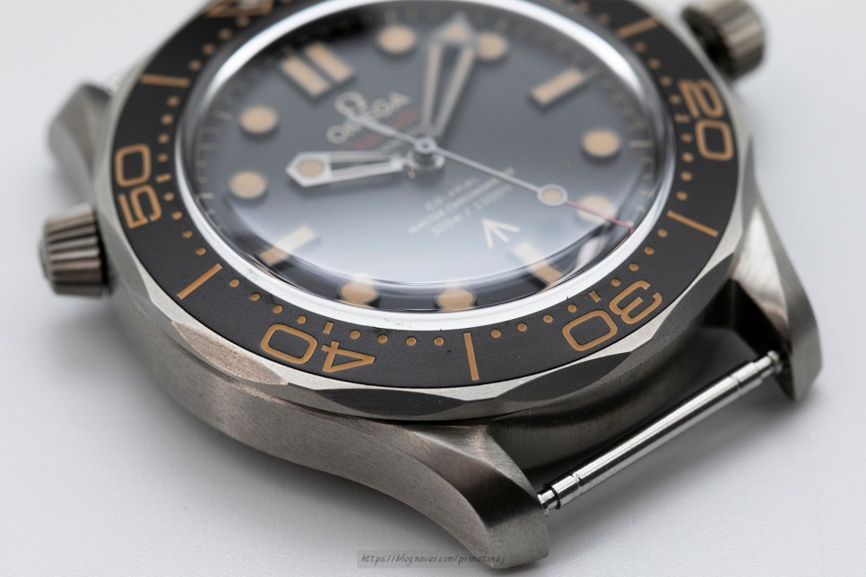 (2020. 5. 26) 오메가 씨마스터 다이버 300M 007에디션 '노 타임 투 다이" 티타늄시계(Omega Seamaster Diver 300m 007 '… 이미지 4