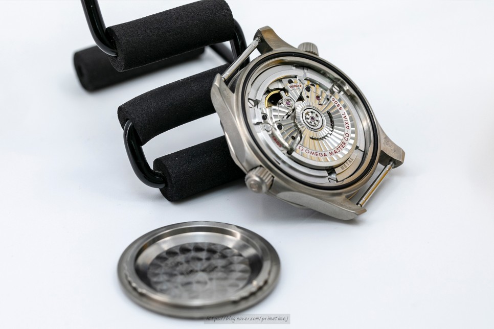 (2020. 5. 26) 오메가 씨마스터 다이버 300M 007에디션 '노 타임 투 다이" 티타늄시계(Omega Seamaster Diver 300m 007 '… 이미지 16