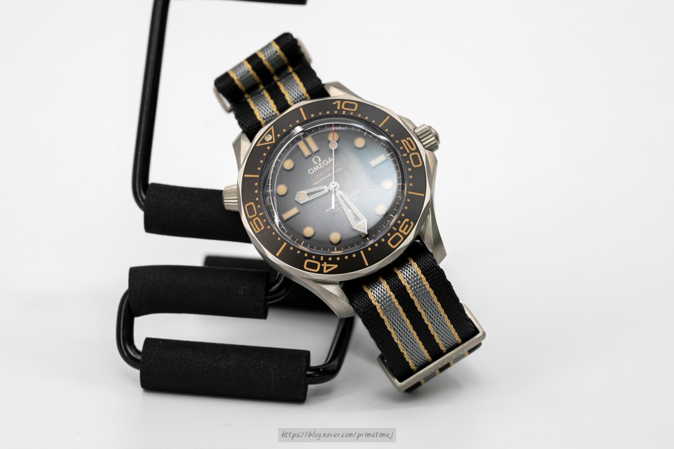 (2020. 5. 26) 오메가 씨마스터 다이버 300M 007에디션 '노 타임 투 다이" 티타늄시계(Omega Seamaster Diver 300m 007 '… 이미지 20