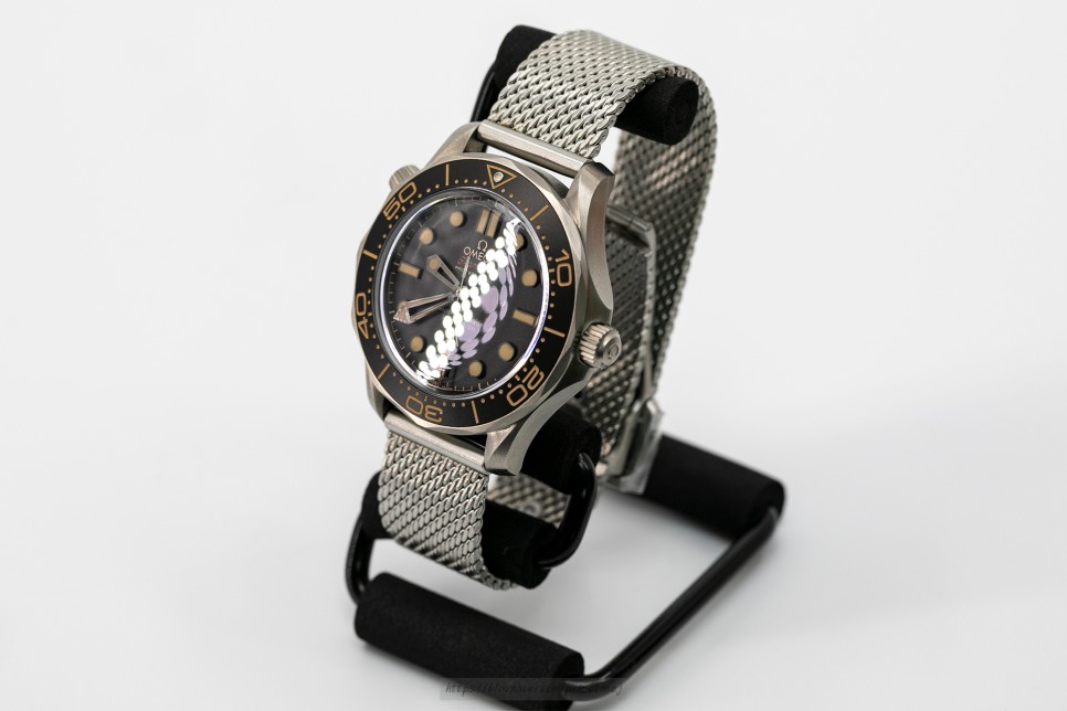 (2020. 5. 26) 오메가 씨마스터 다이버 300M 007에디션 '노 타임 투 다이" 티타늄시계(Omega Seamaster Diver 300m 007 '… 이미지 22