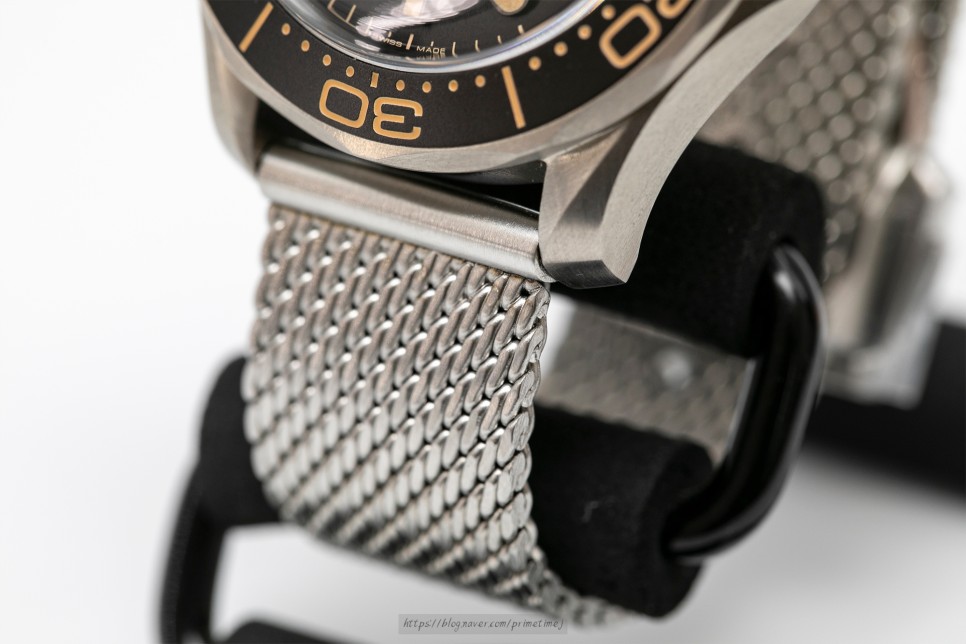 (2020. 5. 26) 오메가 씨마스터 다이버 300M 007에디션 '노 타임 투 다이" 티타늄시계(Omega Seamaster Diver 300m 007 '… 이미지 23