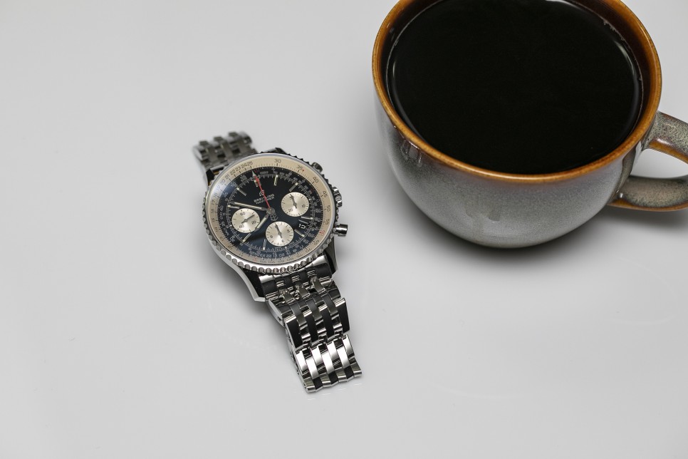 네비타이머 B01 크로노그래프 43 신형 레플리카 감정방법을 공유...... How To Spot Breitling Navitimer B01 Chronograp… 이미지 1