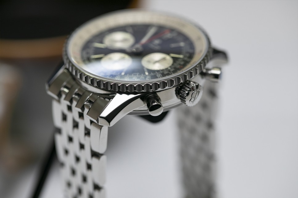 네비타이머 B01 크로노그래프 43 신형 레플리카 감정방법을 공유...... How To Spot Breitling Navitimer B01 Chronograp… 이미지 5