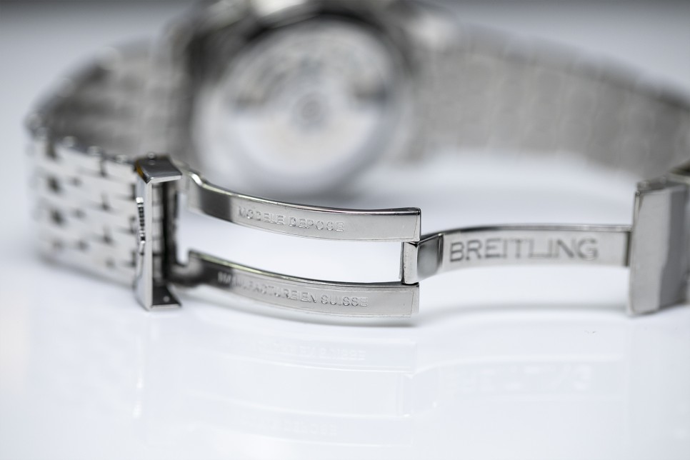 네비타이머 B01 크로노그래프 43 신형 레플리카 감정방법을 공유...... How To Spot Breitling Navitimer B01 Chronograp… 이미지 12