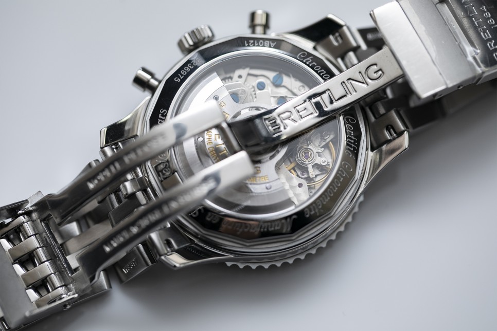 네비타이머 B01 크로노그래프 43 신형 레플리카 감정방법을 공유...... How To Spot Breitling Navitimer B01 Chronograp… 이미지 14