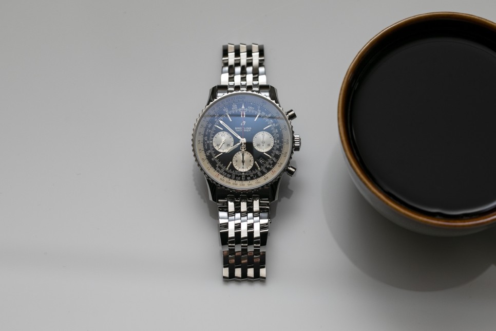 네비타이머 B01 크로노그래프 43 신형 레플리카 감정방법을 공유...... How To Spot Breitling Navitimer B01 Chronograp… 이미지 15