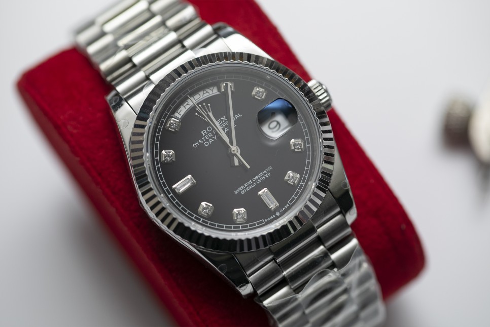 데이데이트 36 골드&다이아 레플리카시계 감정방법을 공유합니다. Rolex Day-Date 36 Luxury Black Rep Watch Review 이미지 2