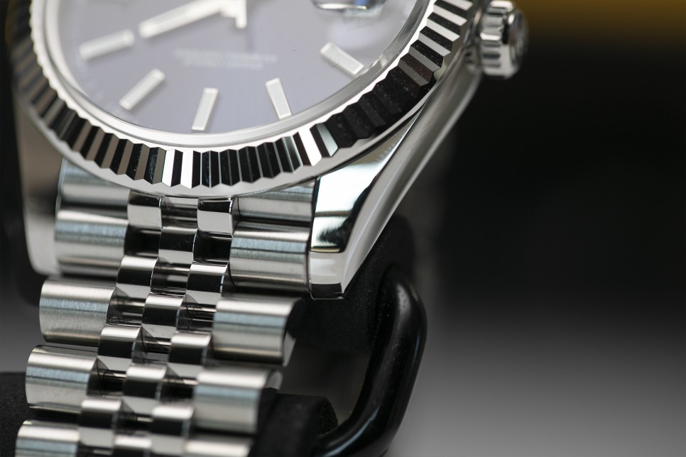 뉴 칼리버, 데이저스트(126334) 41 레플리카에 대한 감정방법 공유 How To Spot Fake Rolex Datejust 41 Blue 126334 N… 이미지 5