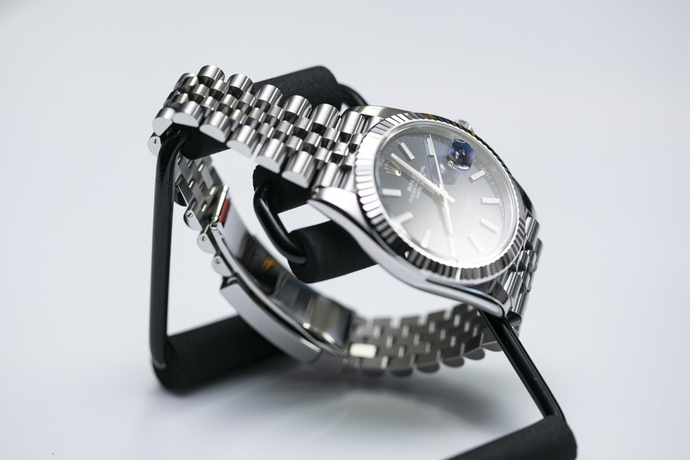 뉴 칼리버, 데이저스트(126334) 41 레플리카에 대한 감정방법 공유 How To Spot Fake Rolex Datejust 41 Blue 126334 N… 이미지 9