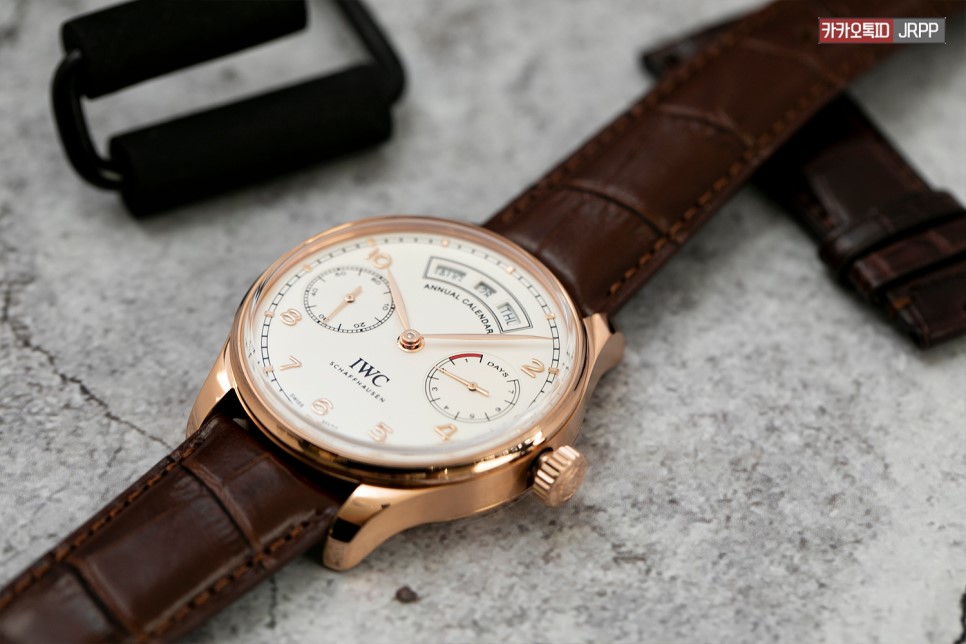 손목에 금색 축복을 내려주소서.. IWC 포르투기저 애뉴얼 캘린더 핑크골드 레플리카시계 리뷰 IWC Portuguese Annual Calendar 이미지 2