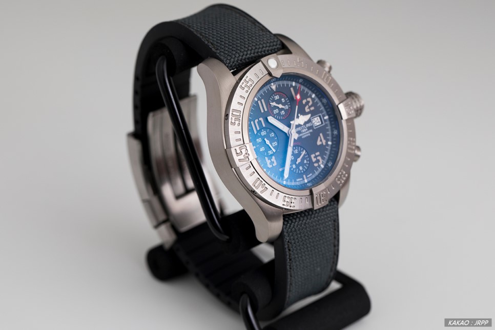 브라이틀링 어벤져 밴딧 리얼티타늄 레플리카시계 리뷰! Breitling Avenger BANDIT Chronograph Review 이미지 3